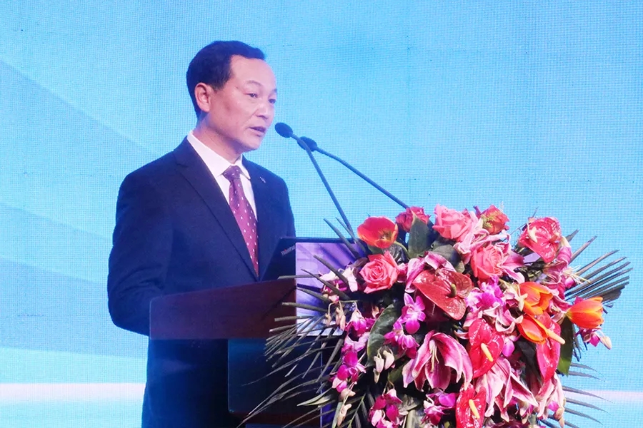 和用户代表河南安阳钢铁集团公司汽车运输公司董事长尹华敏在会上发言