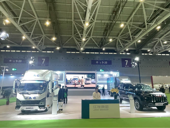 领跑EV3新品首亮相，江淮汽车4款明星产品空降2024汽车供应链新生态大会
