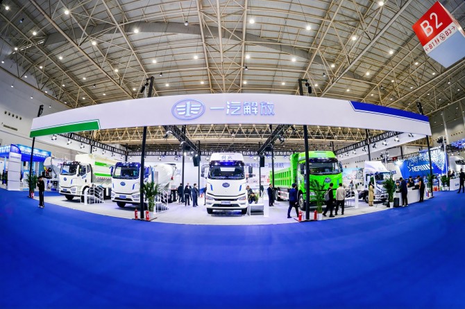 一汽解放携新能源明星车型亮相2025年中国国际商用车展览会
