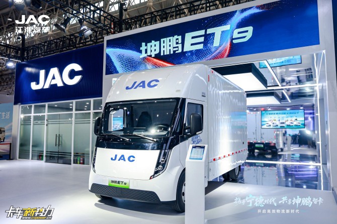 不堆配置玩真的！江淮1卡坤鹏ET9用五大首创改写游戏规则