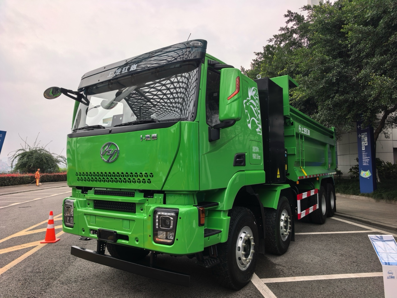 “工程之王”回归！49.99万起售的上汽红岩i·杰狮8×4新能源自卸车