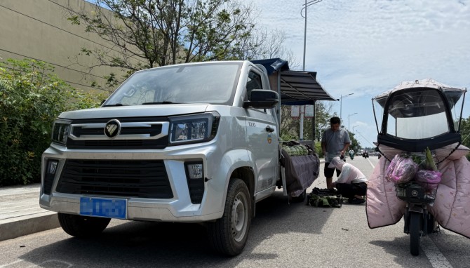 祥菱V5微卡跑得快、拉得多，让他赶集更从容！