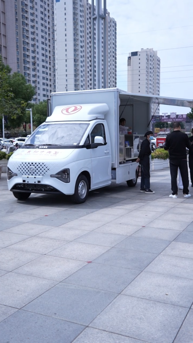 不交房租的「移动店铺」：东风途逸T7移动餐车，让牛肉面馆追着游客开张